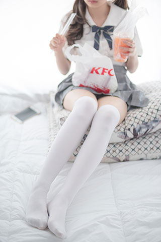 白丝少女吃KFC