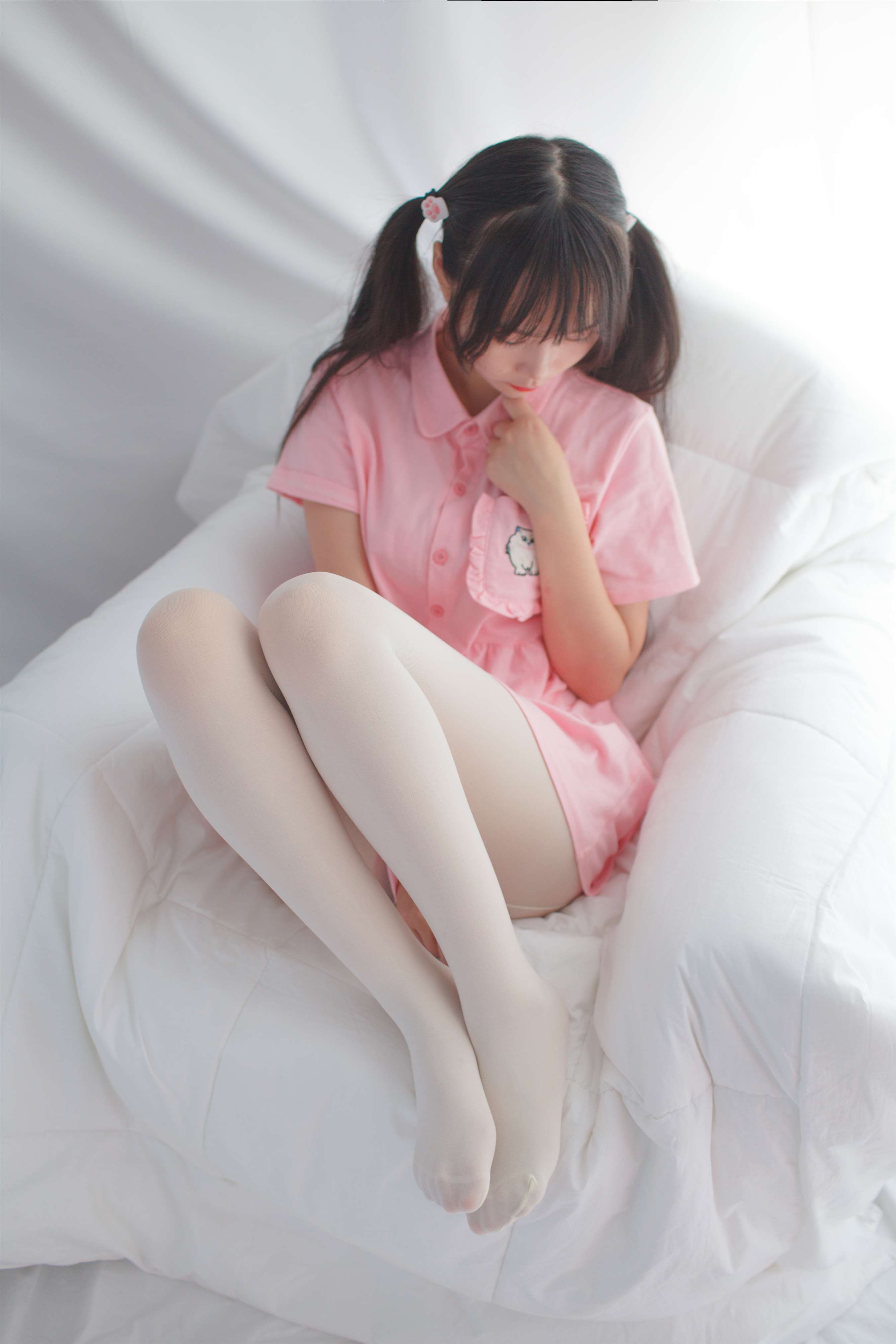 《睡衣の白丝脚丫》作品图