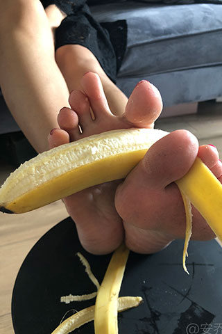 嫩足踩香蕉