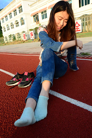 少女运动鞋の棉袜脚