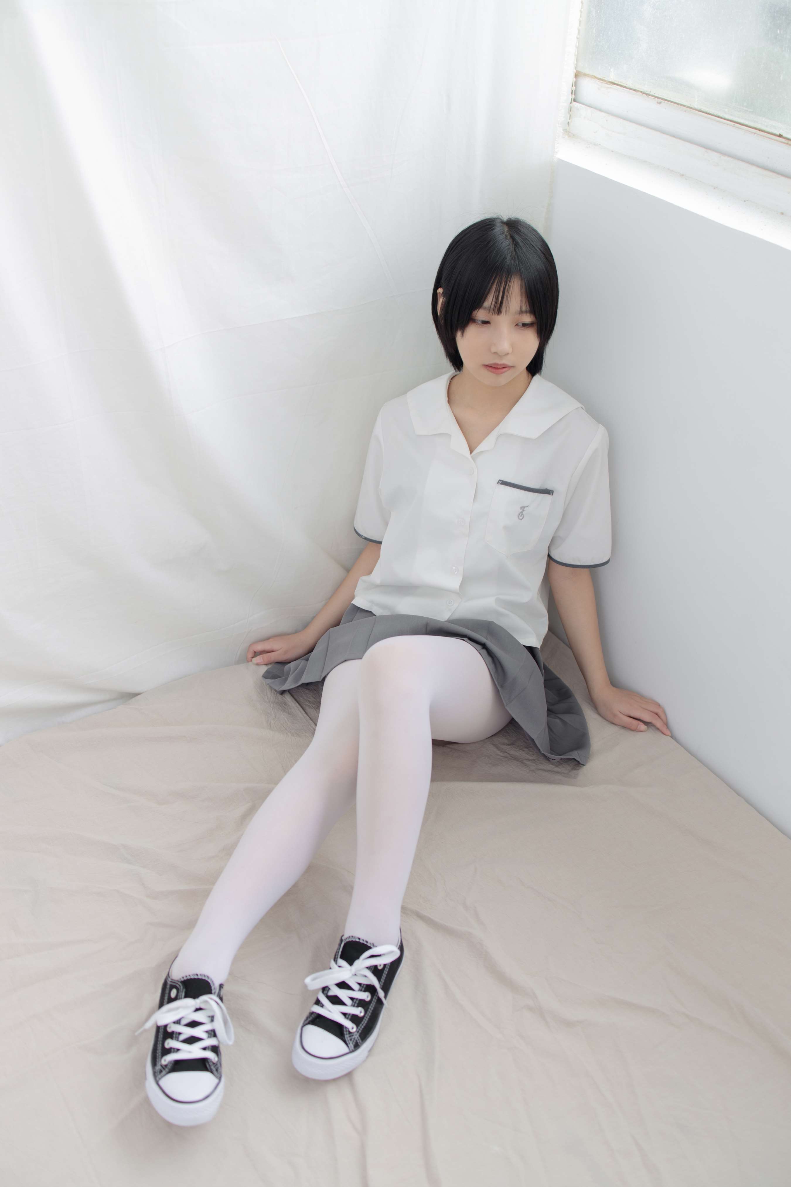 《衬衣百褶裙の白丝脚【套图+视频】》作品图