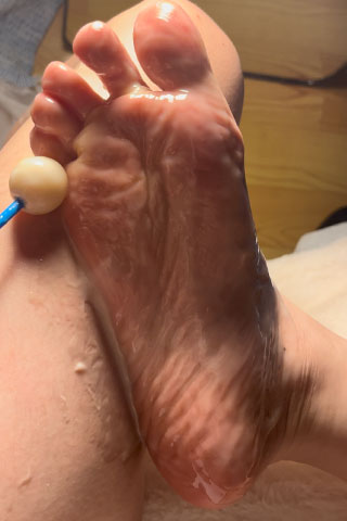 [视频] 套路02年妹妹用棒棒糖按摩脚底