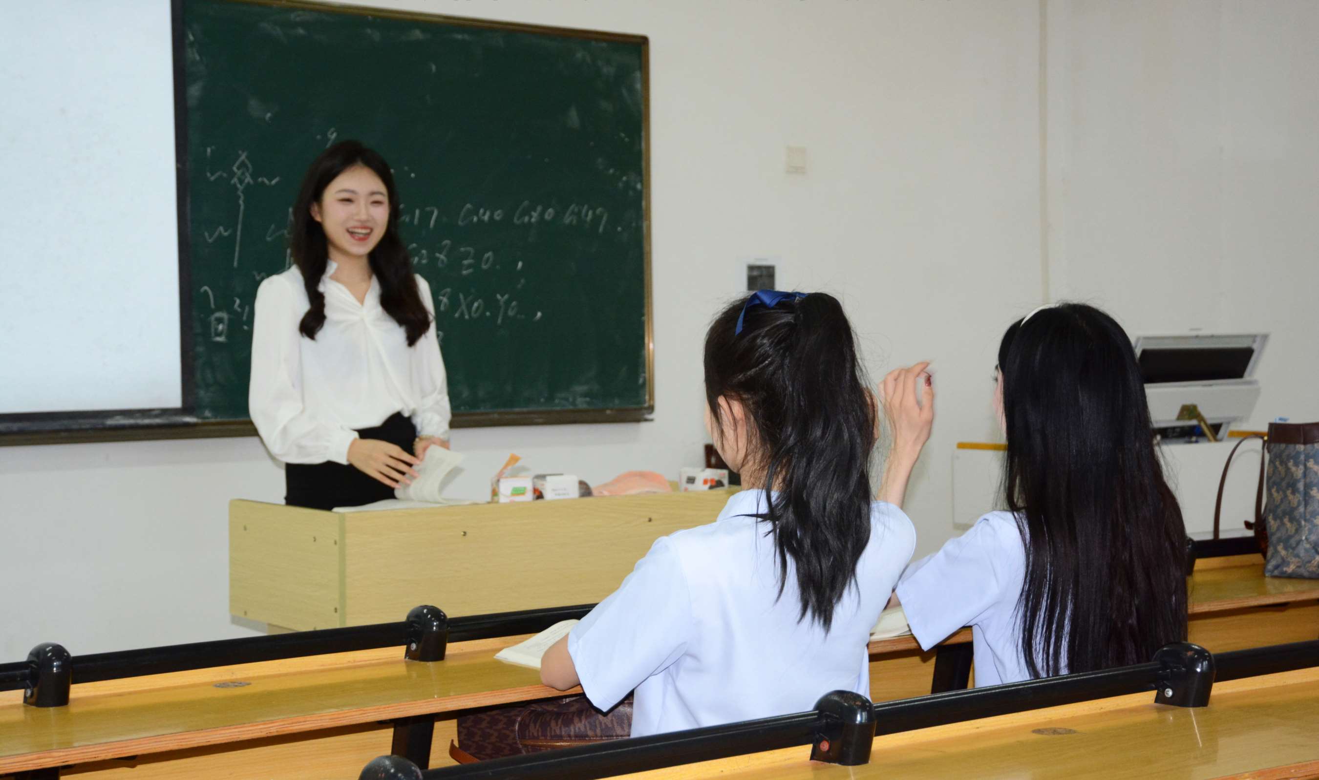 《[初夏女神]247期 柒柒、双双、环环~《学院之风》我们三人约好了一起拍校服(带视频)》作品图