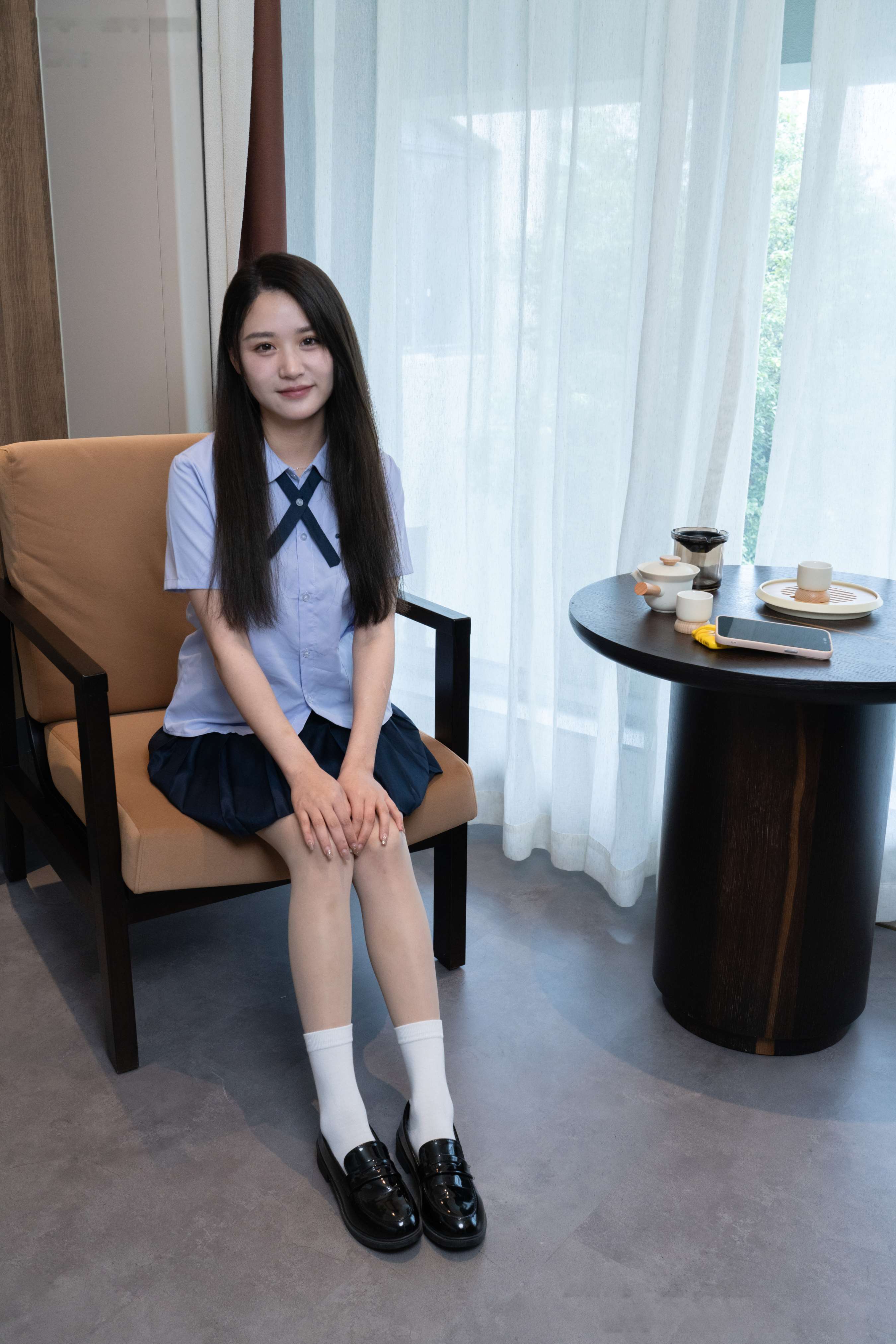 《[甜予摄影] NO.081 澜澜-皮鞋、两双白棉袜、肉丝-脚尖加固款(带视频)》作品图
