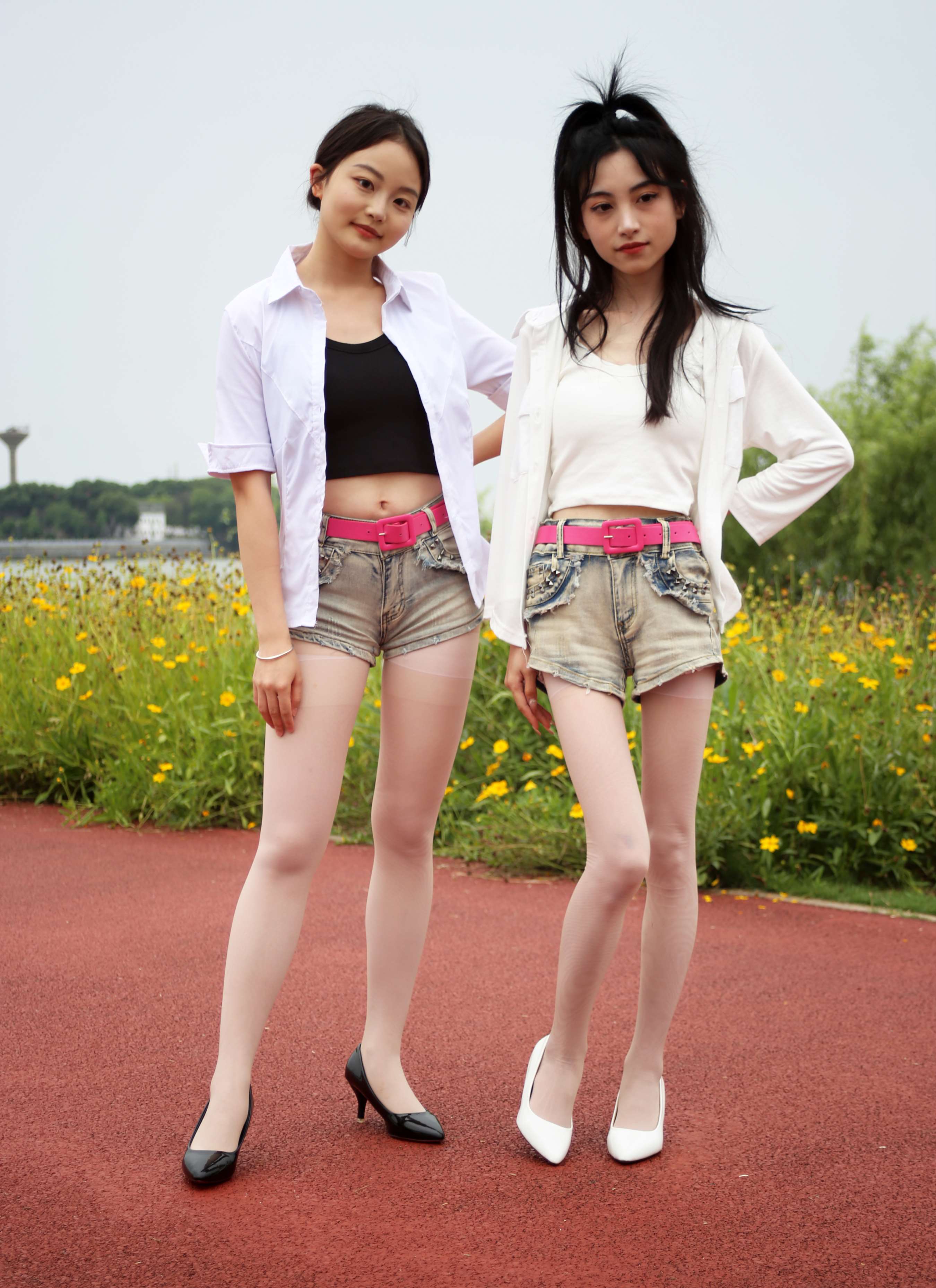 《[初夏女神]257期 柒柒、双双~《光彩照人》天气在热也挡不住我们出门瞎逛(带视频)【130P+1V/4.7G】》作品图