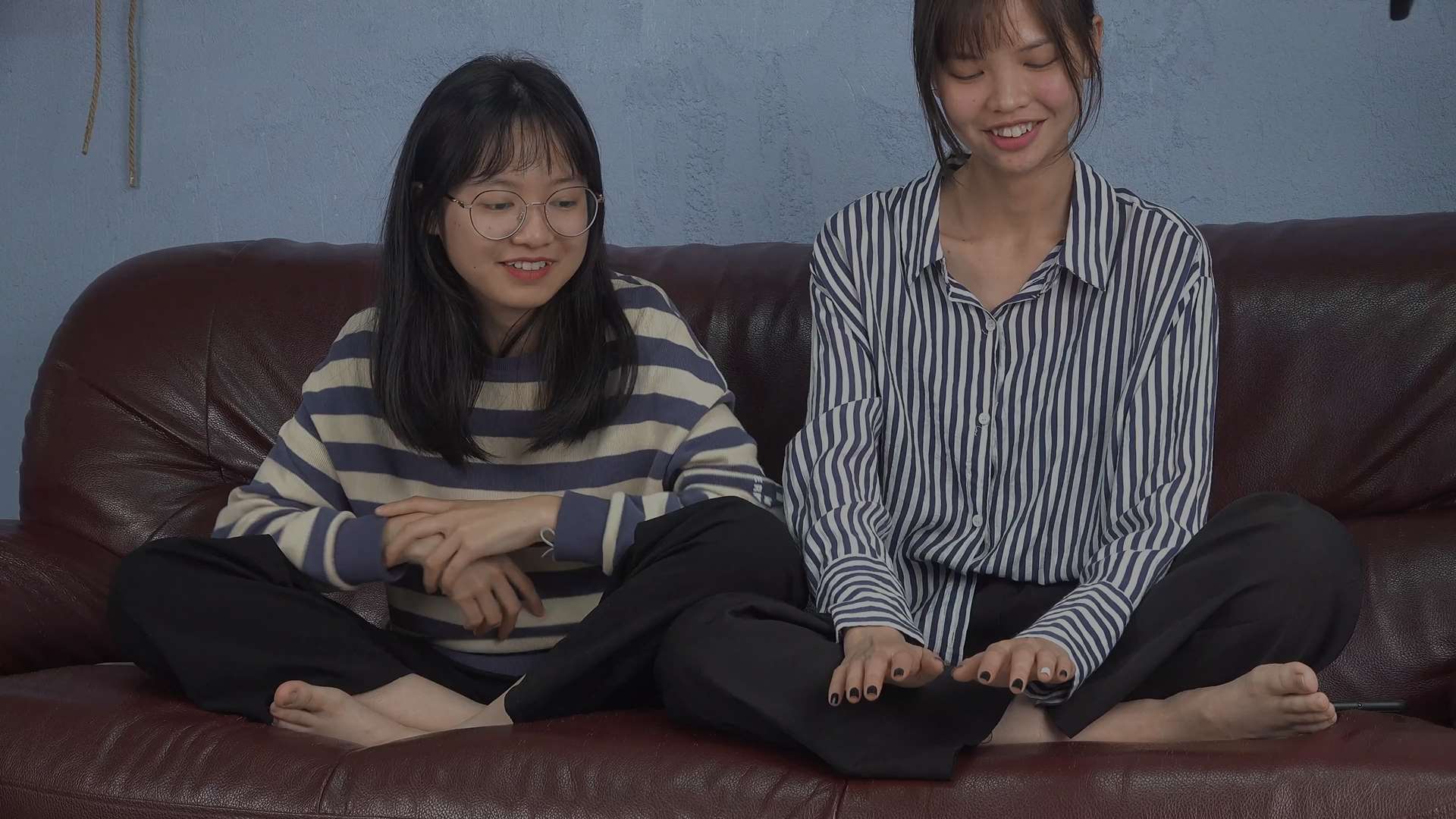 《[视频]小花和潘婷沙发上秀美脚》作品图
