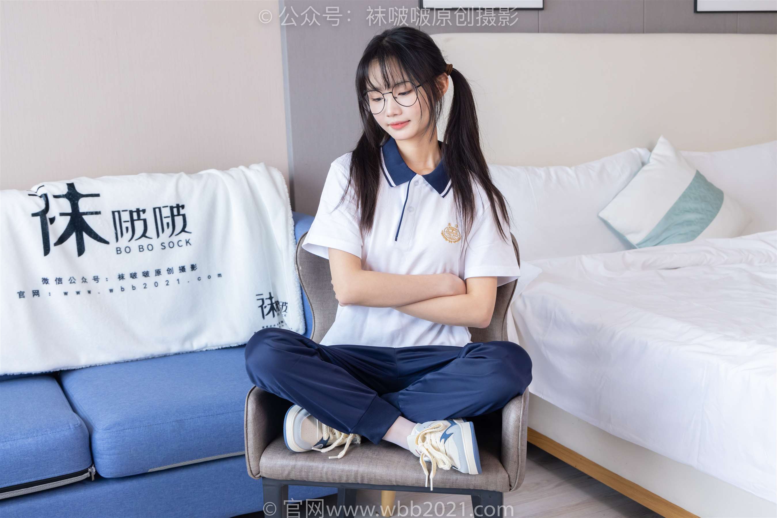 《[袜啵啵] 446期 甜甜圈-板鞋、白棉袜、白丝-脚尖加固款、校服裤里丝(带视频)【150P+1V/6.09G】》作品图