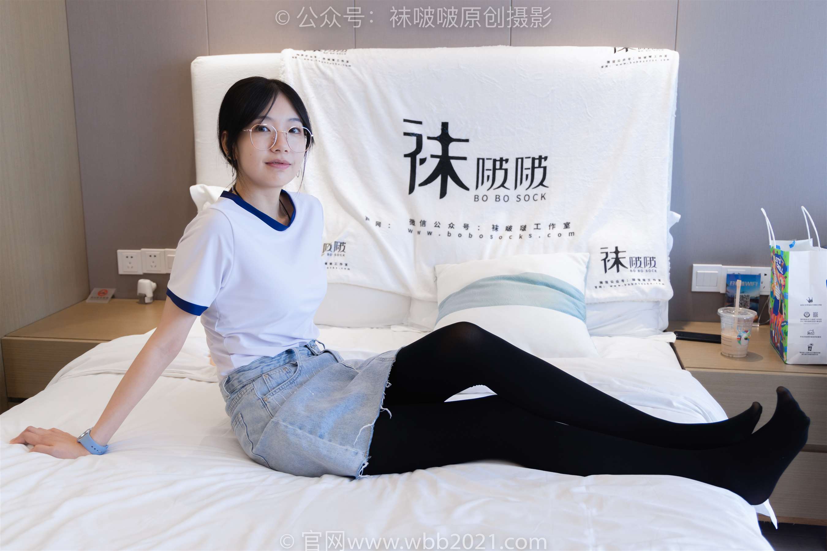 《[袜啵啵] 447期 小甜豆-平底鞋、厚黑丝、踩方便面、圣女果、橘子、巧克力蛋糕剧情(带视频)【140P+1V/7.23G】》作品图