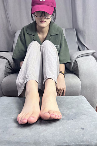 眼镜妹的大嫩足